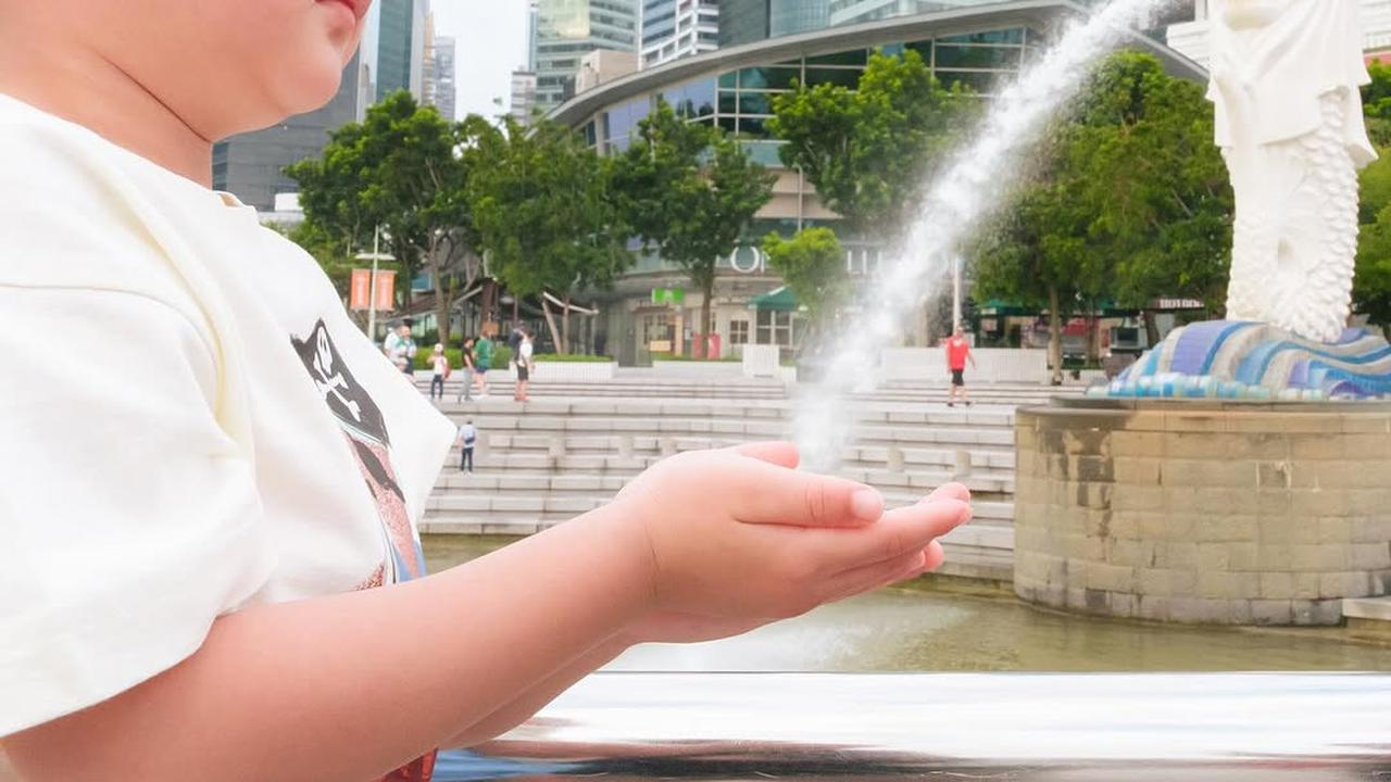 Potret Rayyanza Berpose Lucu di Depan Patung Merlion, Netizen: Wudhu Aja Nyampe Singapore
