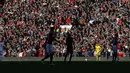 Gemuruh penonton saat pertandingan MU melawan Liverpool di Stadion Old Trafford, Inggris. Sabtu (12/9/2015). (Action Images via Reuters/Carl Recine)