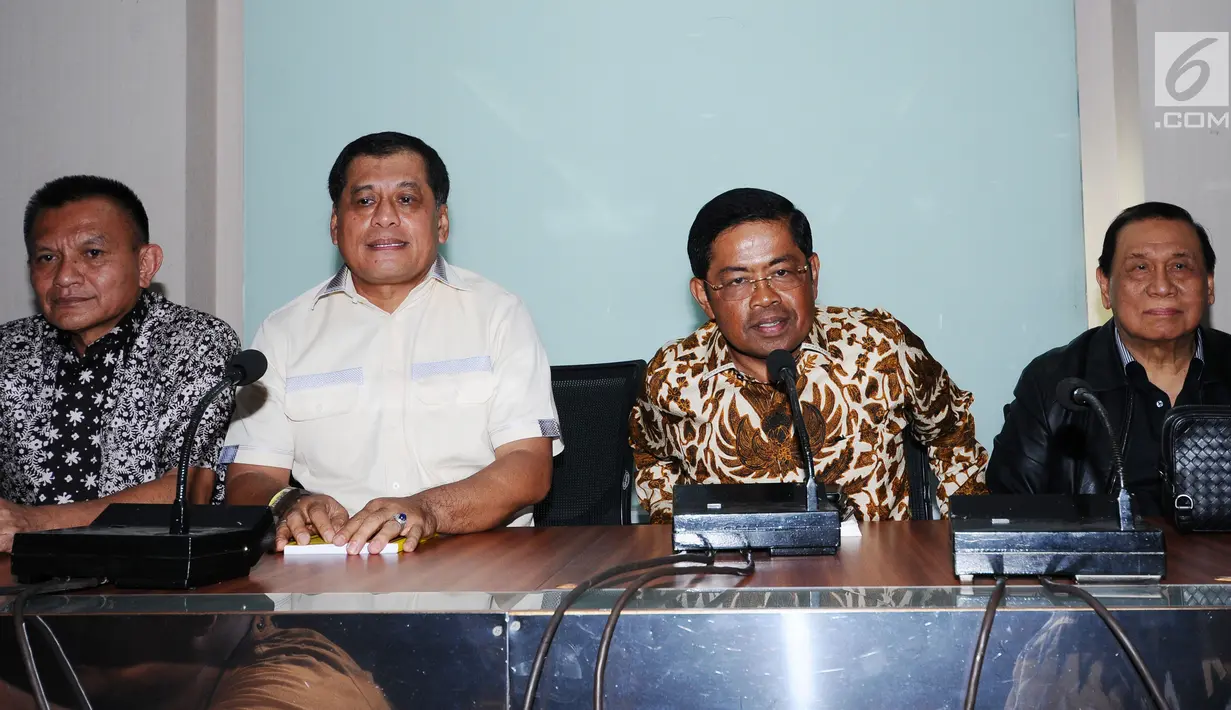 Plt Ketua Umum Partai Golkar, Idrus Marham (ketiga kiri) saat menerima 31 pimpinan DPD 31 DPD Partai Golkar di Jakarta, Rabu (6/12). 31 DPD Partai Golkar datang menyerahkan surat permohonan pelaksanaan Munaslub. (Liputan6.com/Helmi Fithriansyah)