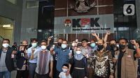 Novel Baswedan (kedua kanan) bersama pegawai yang tidak lolos tes wawasan kebangsaan (TWK) menunjukkan id card di Gedung KPK, Jakarta, Kamis (30/9/2021). 57 + 1 pegawai KPK yang tak lolos TWK untuk alih status ASN diberhentikan dengan hormat per 30 September 2021. (Liputan6.com/Herman Zakharia)