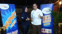 Head of Marketing BTPN Wow, Luhur Budhijarso berfoto bersama istri almarhum Panglima Viking, Ayi Beutik dalam sebuah acara di Bandung, Jumat (9/12/2016).(Bola.com/Zulfirdaus Harahap)