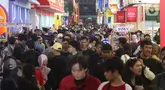 Pengunjung terlihat memadati hari pertama Jakarta Fair 2024 yang digelar di JIExpo Kemayoran, Jakarta, Rabu (12/6/2024). (Liputan6.com/Herman Zakharia)