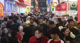 Pengunjung terlihat memadati hari pertama Jakarta Fair 2024 yang digelar di JIExpo Kemayoran, Jakarta, Rabu (12/6/2024).  (Liputan6.com/Herman Zakharia)