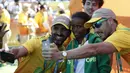 Atlet Ethiopia peraih medali perunggu, Mare Dibaba (tengah) berfoto bersama relawan usai turun dari atas podium cabang lari maraton putri Olimpiade 2016 di Rio de Janeiro, 14 Agustus 2016. (AFP PHOTO/Adrian Dennis)