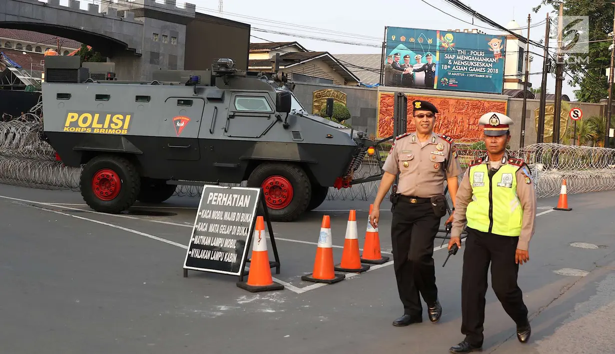 Aparat kepolisian bersiaga di depan pintu gerbang Mako Brimob Kelapa Dua, Depok, Jawa Barat, Rabu (9/5). Korban meninggal dilaporkan terdiri dari lima anggota polisi dan seorang napi teroris. (Liputan6.com/Immanuel Antonius)