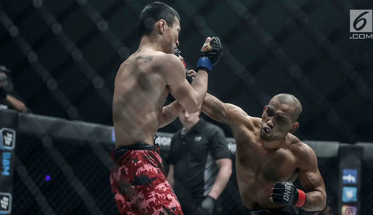 Petarung Filipina, Rene Catalan (kanan) berusaha melakukan pukulan ke petarung China, Peng Xue Wen (kiri) saat berlaga pada One Championship di Jakarta, Sabtu (20/1). Petarung Rene Catalan menang atas Peng Xue Wen. (Liputan6.com/Faizal Fanani)