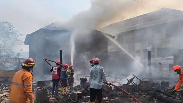 Detik-detik Kebakaran Hebat Melanda Rumah Makan di Sukabumi, 1 Mobil Ikut Hangus