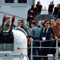 (Ki-ka) Menko Polhukam Luhut Panjaitan, Presiden Jokowi, Panglima TNI Jenderal TNI Gatot Nurmantyo, Setkab Pramono Anung dan Menteri Kelautan dan Perikanan saat berada di kapal perang KRI Imam Bonjol 383 di perairan Natuna, Kamis (23/6). (Foto: Setpres)