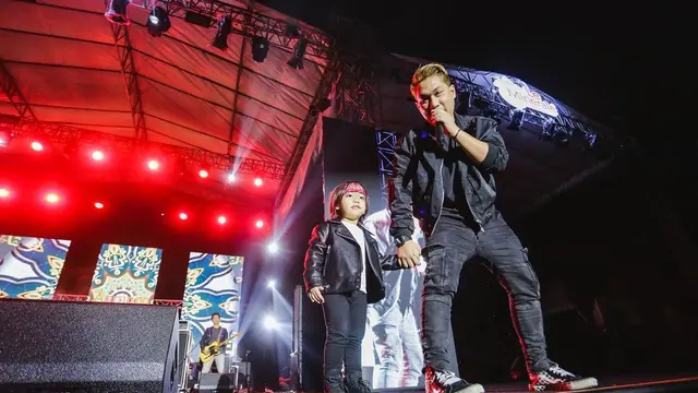 7 Potret Rizal Armada Ajak Buah Hati Konser, Putranya Tampil Keren Bak Anak Band