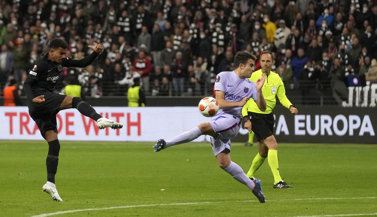 Baru dua menit usai kembali dari kamar ganti, Frankfurt sukses memecah kebuntuan lewat gol spektakuler Knauff. Mendapat bola rebound di luar kotak penalti, Knauff melepas tembakan voli ke pojok gawang dan tak mampu dijangkau Marc-Andre ter Stegen. (AP/Michael Probst)