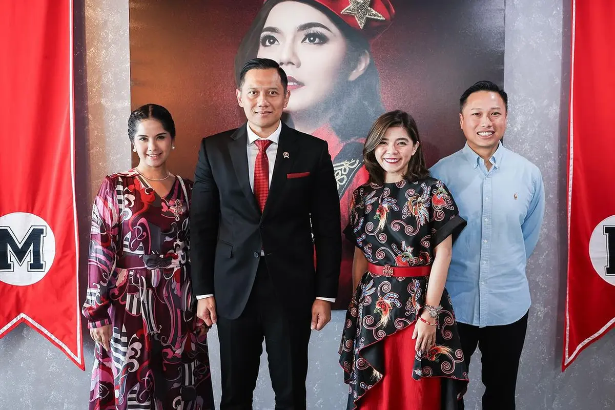 Tanpa Batik dan Kebaya, Annisa Pohan Tampil Anggun dengan Dress dan Tas Putih Rp60jutaan Temani AHY Podcast dengan Merry Riana