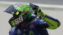 Valentino Rossi dengan helm dengan nomor 469 adalah gabungan dari nomor 46 dan 69 yang merupakan nomor miliknya dan Nicky Hayden saat sesi kualifikasi di Mugello, Italia (3/6/2017).  (AP/Antonio Calanni)