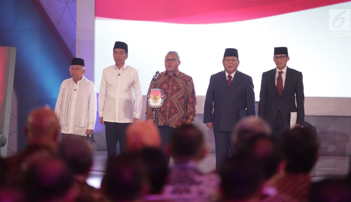 Capres dan Cawapres nomor urut 01 dan 02 Joko Widodo-Ma'ruf Amin, Prabowo Subianto-Sandiaga Uno menyanyikan lagu Indonesia Raya saat Debat Perdana Capres 2019 di Gedung Bidakara, Pancoran, Jakarta Selatan, Kamis (17/1). (Liputan6.com/Faizal Fanani)