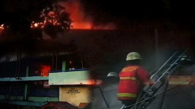 News Flash : Petugas Pemadam Kebakaran Pingsan