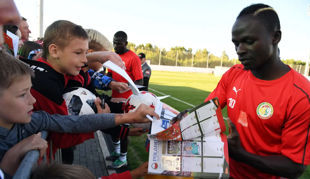 Namun, Sadio Mane tetap bersikeras menekuni sepak bola. Ia pun sempat kabur dari rumahnya untuk sekedar dapat berlatih sepak bola bersama teman-teman sebayanya. (AFP/Issouf Sanogo)