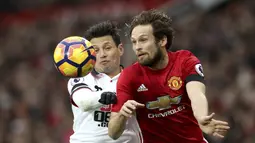Duel pemain Manchester United, Daley Blind (kanan) dan pemain Watford, Mauro Zarate pada laga Premier League di Old Trafford, Manchester (11/2/2017). Manchester United menang 2-0. (Nick Potts/PA via AP)