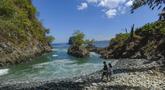 Aktivitas pengunjung saat berada di kawasan wisata Lembah Batu Pawon, Dusun Nglumpang, Panggul, Trenggalek, Jawa Timur. (merdeka.com/Arie Basuki)
