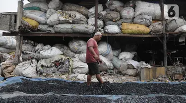 Pekerja menjemur sampah plastik yang sudah dicacah di industri rumahan kawasan Kelurahan Jatirahayu, Bekasi, Jawa Barat, Kamis (9/11/2023). (merdeka.com/Imam Buhori)