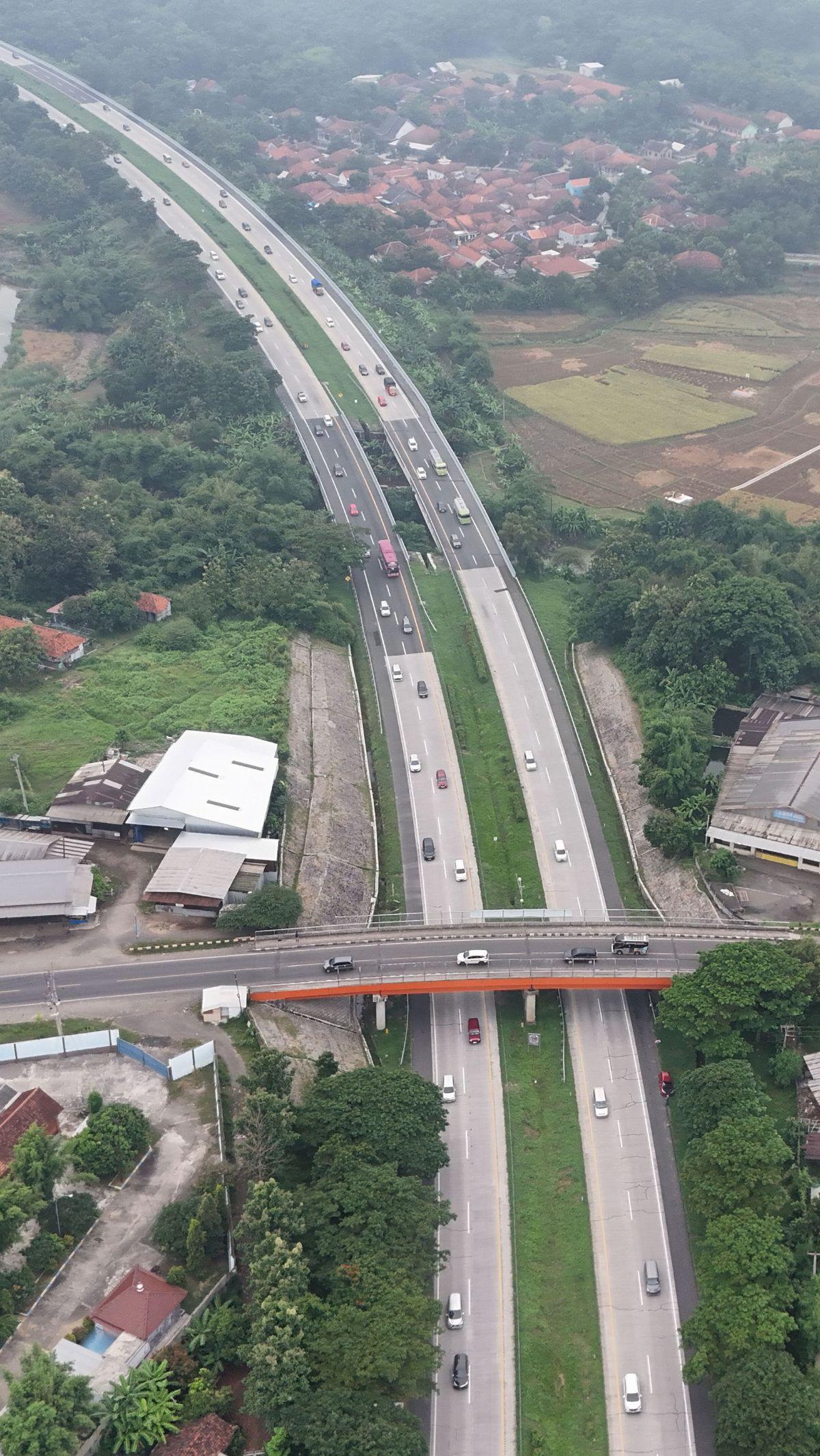 Berdasarkan pantauan pada Minggu (14/4) sore, skema one way atau sistem satu arah tampak diterapkan di Tol Trans Jawa. Merdeka.com/Arie Basuki