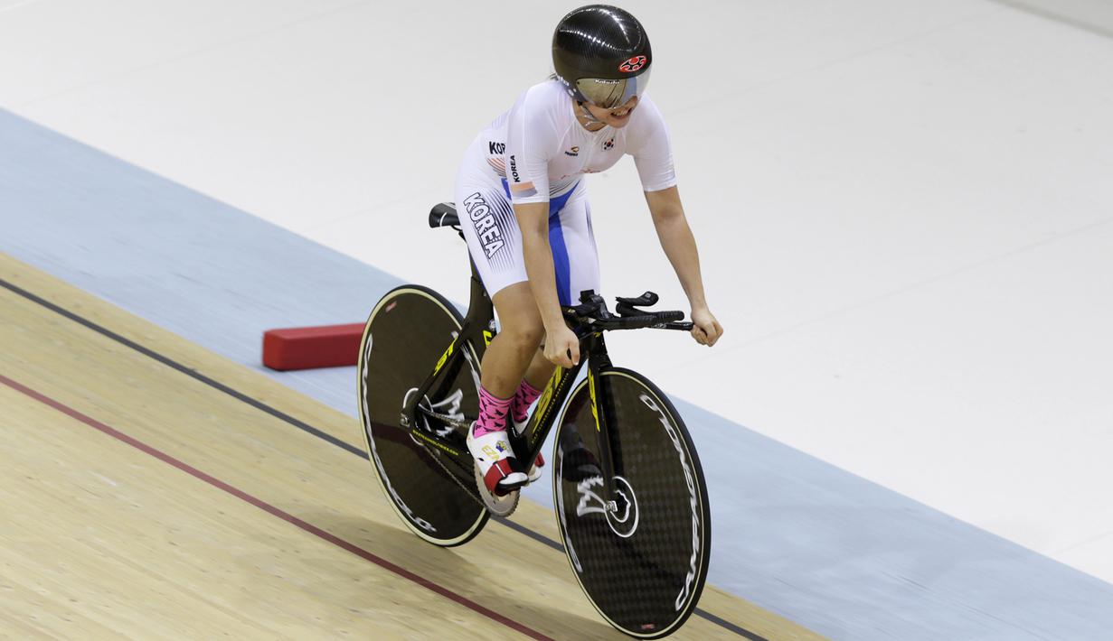 Pesepeda Korea Selatan, Kim S, memacu kecepatan pada nomor 500 meter Time Trial saat Asian Track Championship 2019 di Jakarta International Veledrome, Jakarta, Kamis (10/1). Kim berhasil meraih perak. (Bola.com/Yoppy Renato)