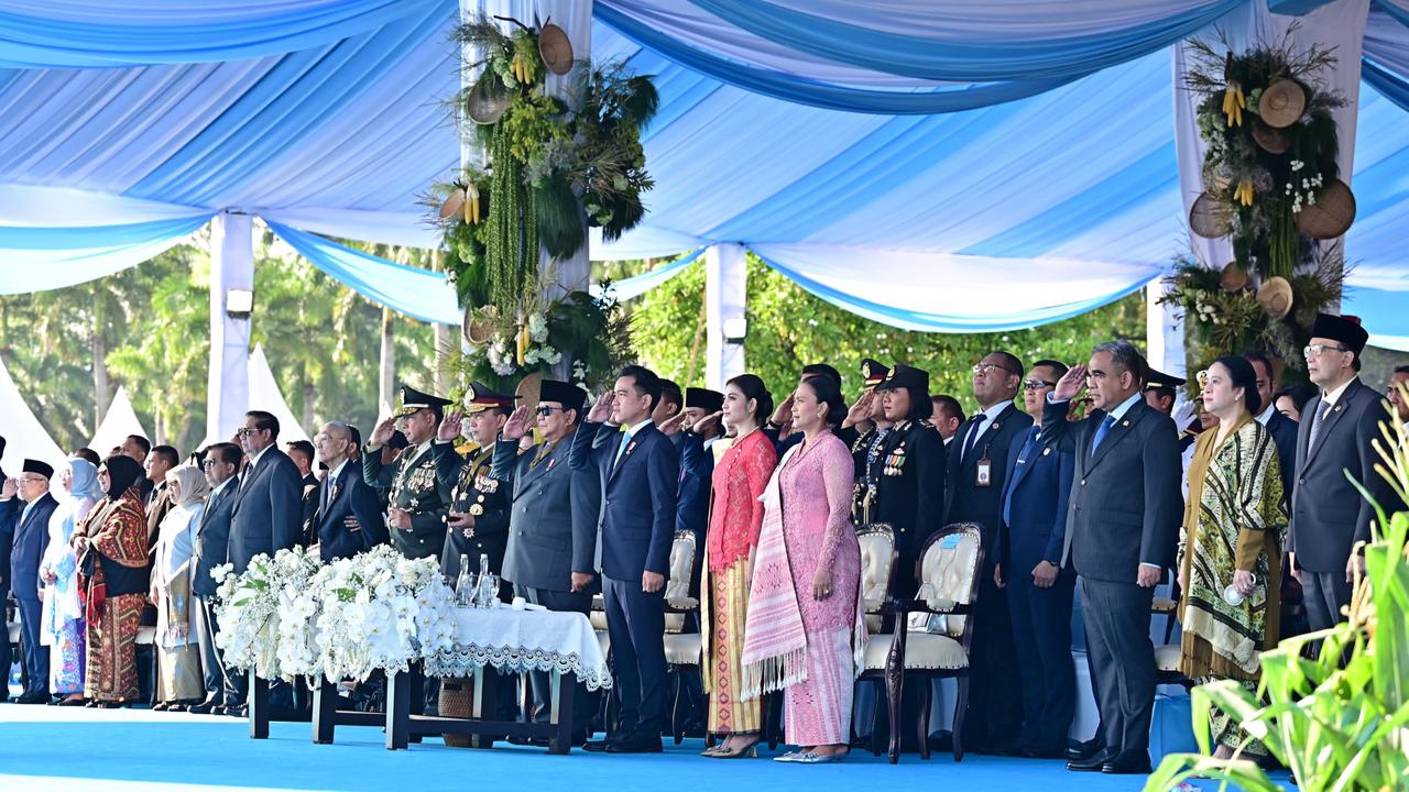 VIDEO: Langkah Terhenti, Prabowo Hormat ke SBY & Jenderal Sepuh TNI di HUT Bhayangkara