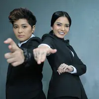 Salah satu personel grup The Virgin, Mitha membuat grup baru. Mantan pasangan duet Dara, di The Virgin itu kini menggandeng teman duet baru. Yang berbeda kali ini adalah ia menggandeng DJ. Lantas bagaimana nasib The Virgin. (Adrian Putra/Bintang.com)