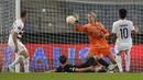 Kiper Midtjylland, Jonas Loessl, berusaha menghalau bola saat melawan  pada laga Liga Europa di Graz, Jumat (9/9/2022). (AP/Darko Bandic)