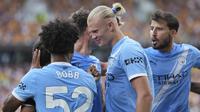 Pemain Manchester City, Erling Haaland, merayakan gol bersama rekan setimnya dalam pertandingan Liga Inggris melawan Wolverhampton Wanderers di Stadion Molineux, Wolverhampton, Inggris, Sabtu, 16 Agustus 2025. (AP Photo/Dave Shopland)