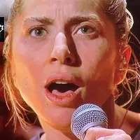 Lady Gaga tampil tanpa make up saat bawakan lagu Hold My Hand di acara Piala Oscar 2023 (Twitter/gagaimages).