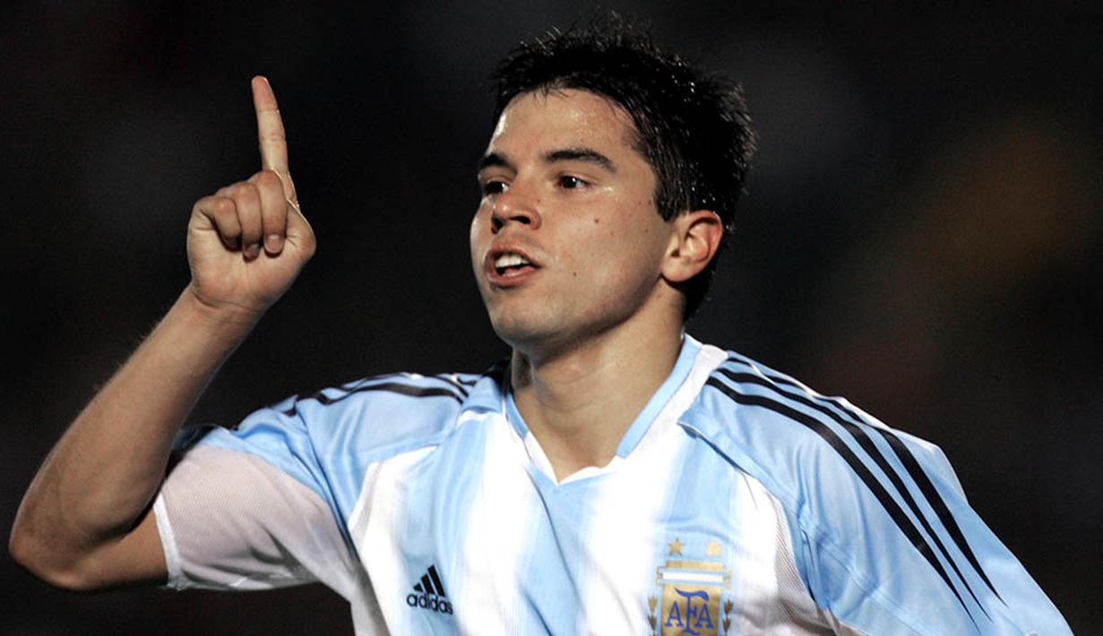 7. Javier Saviola - Mencetak 45 gol dalam 86 pertandingan bersama River Plate membuat dirinya disebut The Next Maradona. Kemampuannya itu  membawa dirinya bergabung dengan Barcelona, namun setelah itu penampilannya biasa saja. (AFP/Sebastian D'Souza)