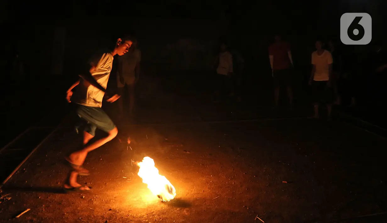 Sejumlah warga saat bermain bola api di Kawasan Rempoa, Tangerang Selatan, Rabu (19/08/2020). Bermain Bola api tersebut dilakukan dalam rangka menyambut peringatan tahun baru Islam 1 Muharram 1442 H. (Liputan6.com/Herman Zakharia)