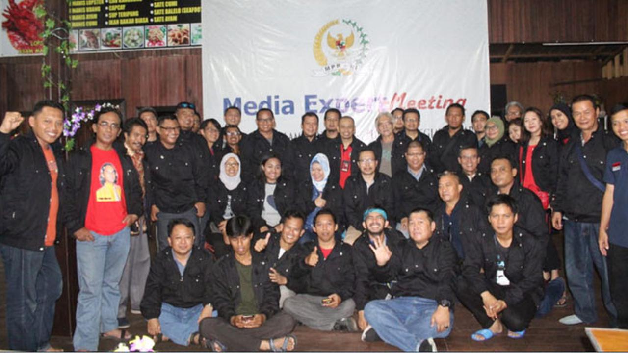 Pemandangan Indah Air Mancur Warna-warni Hiasi Gedung DPR