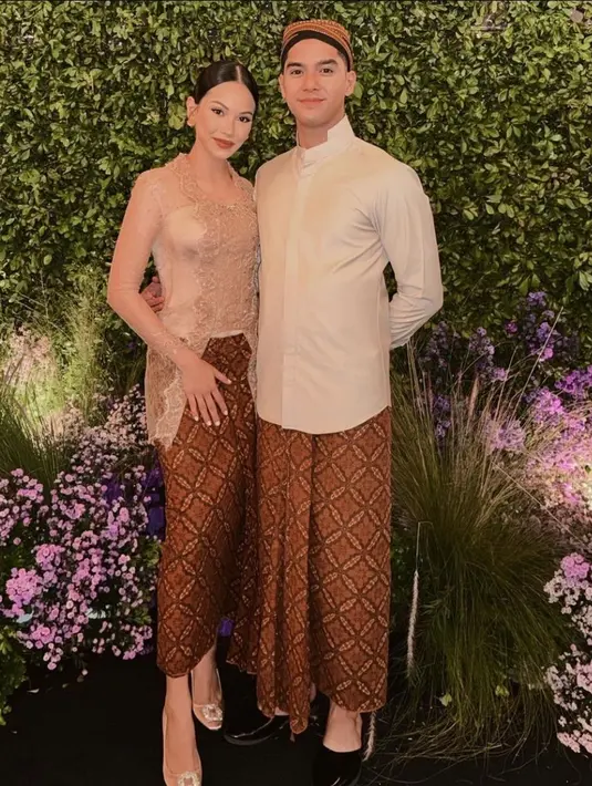 Sedangkan Al Ghazali dan Alyssa Daguise kerap disebut pasangan romantis. Mereka tak segan pamer pelukan kepada netizen. Begitu pula saat menghadiri acara kondangan, pasangan ini ramai diminta penggemar segera menikah. (Liputan6.com/IG/@alghazali7)