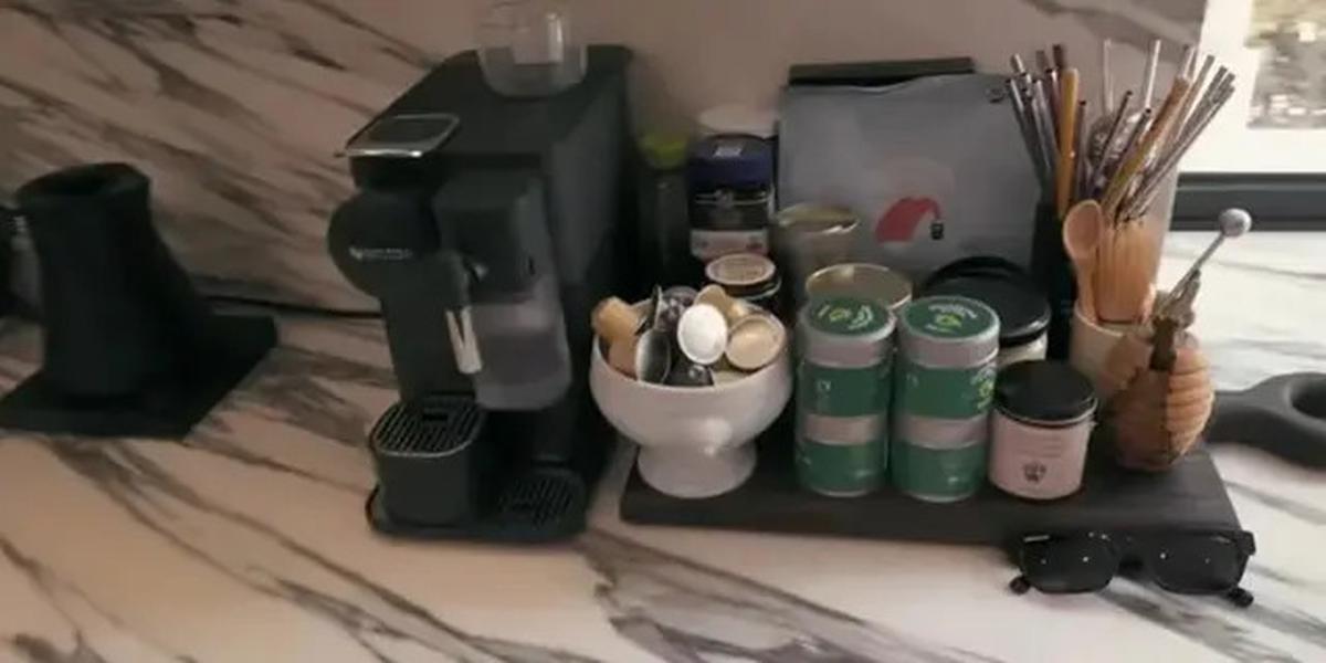 Potret Dapur Rumah Hailey Bieber, Modelnya Mewah dengan Nuansa Monokrom yang Elegan