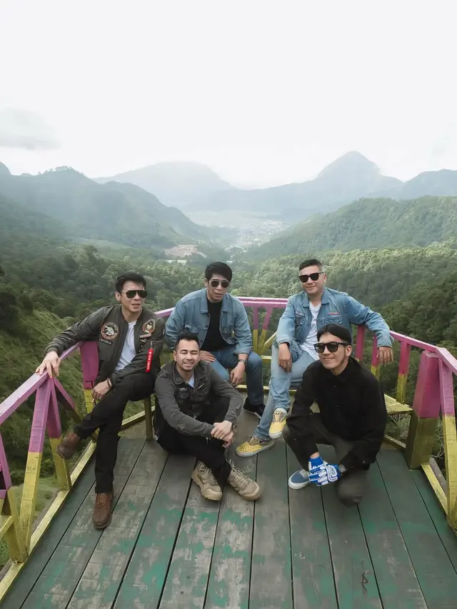 6 Gaya Fashion Ariel NOAH dan Parto Patrio saat Touring ke Lombok, Kompak Abis