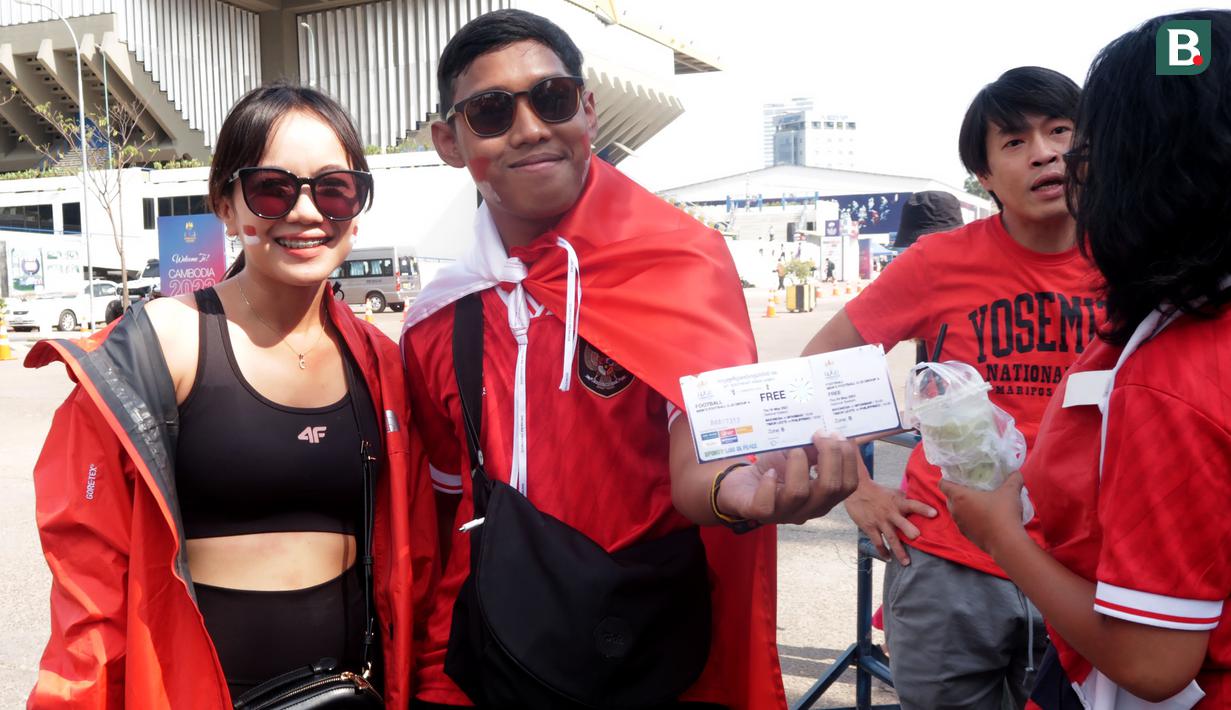 Sejumlah pendukung Indonesia menunjukkan tiket saat menunggu laga kedua Grup A Sepak Bola SEA Games 2023 antara Timnas Indonesia melawan Timnas Myanmar di Olympic Stadium, Phnom Penh, Kamboja, Kamis (04/05/2023). Skuad asuhan Indra Sjafri tersebut berhasil menang dengan skor telak 5-0. (Bola.com/Gregah Nurikhsani)