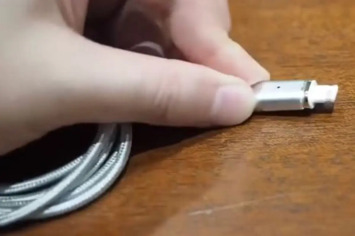 Bermagnet, Charger Canggih Ini Wajib Dipunya Orang Nggak Sabaran!
