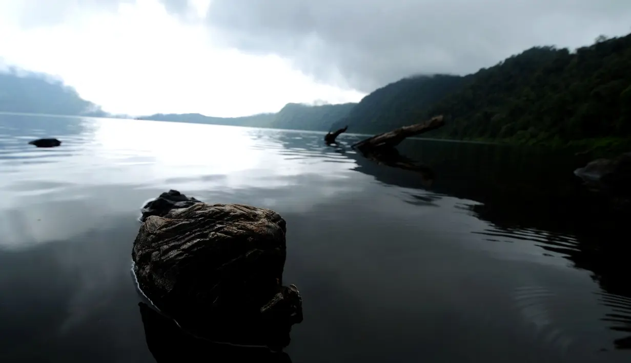Danau Gunung Tujuh memiliki kondisi alam yang masih alami. Daya tarik danau ini adalah panorama keindahan yang alami dan berhawa sejuk. Foto diambil pada Minggu (17/5/2015). (Liputan6.com/Helmi Fithriansyah)