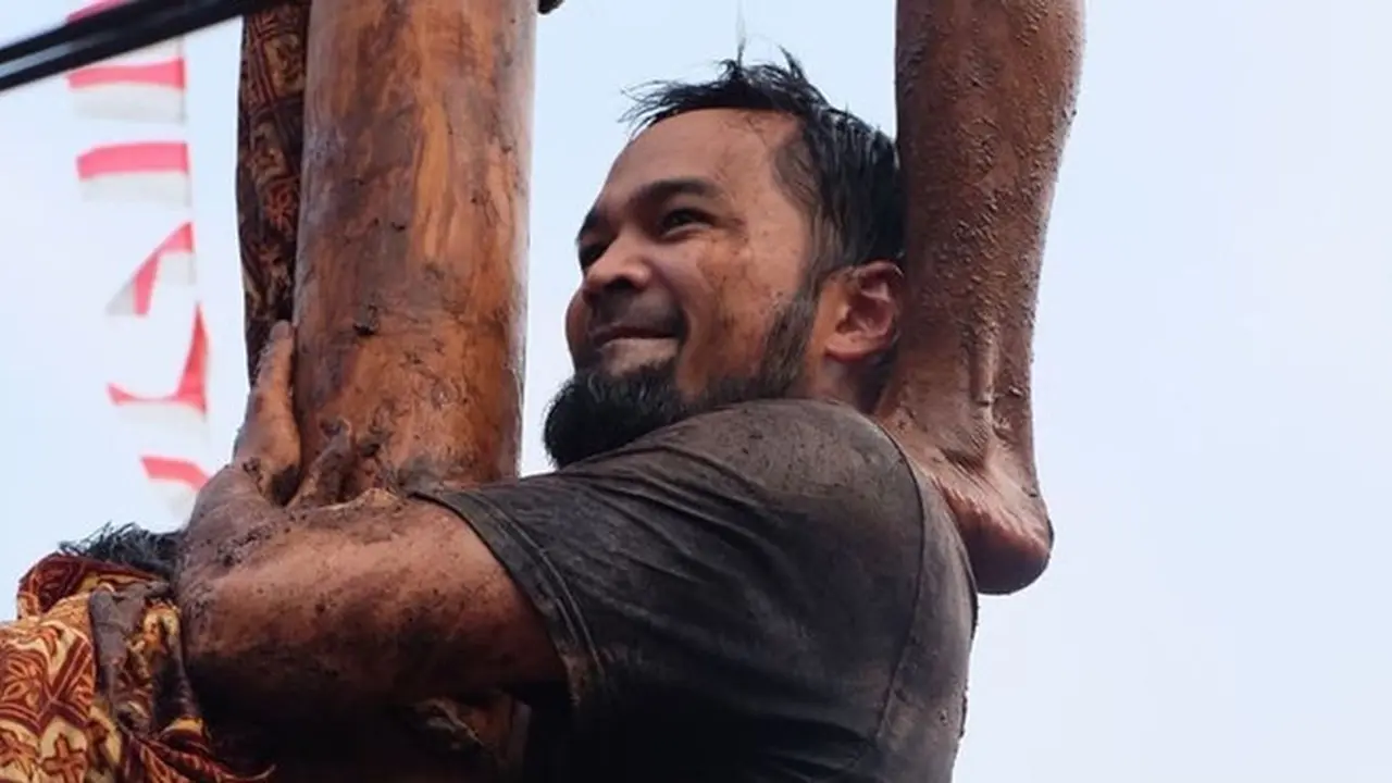 6 Potret Keseruan Teuku Wisnu Saat Ikut Lomba Panjat Pinang, Penuh Lumpur dan Oli