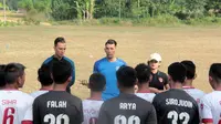 Patrick Sofian Ghigani membagikan ilmu kepada para pemain Persijap Jepara yang tampil di Liga 2 2017. (Bola.com/Ronald Seger)