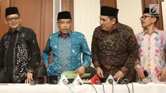 Ketum PBNU Said Aqil Siradj (dua kiri) saat jumpa pers terkait pembakaran bendera HTI di Kantor PBNU, Jakarta, Rabu (24/10). PBNU menyayangkan aparat keamanan yang kecolongan dengan tidak menindak pengibaran bendara HTI. (Liputan6.com/Herman Zakharia)