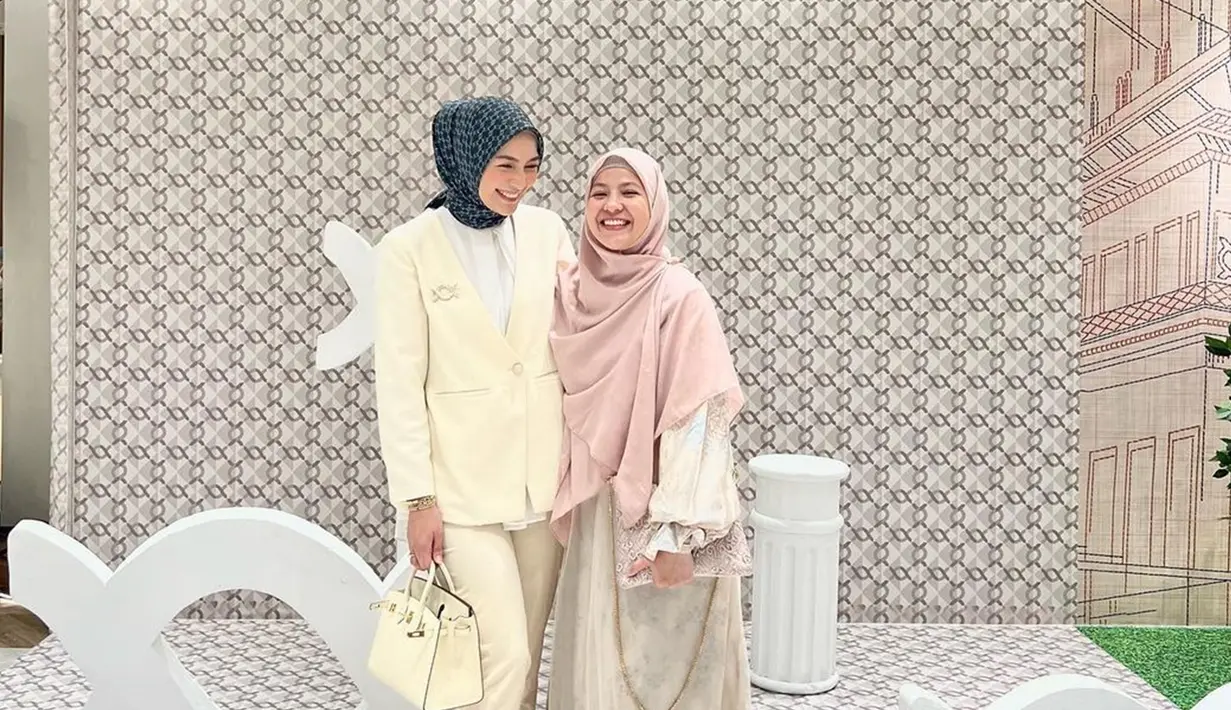 Sejak sama-sama putuskan berhijab, persahabatan Citra Kirana dan Natasha Rizky makin tak lepas dari perhatian. Rumah tangganya sedang diterpa masalah, doa dan dukungan dari warganet agar keduanya selalu kuat terus mengalir untuk keduanya. Tak hanya ketika senang, dua sahabat yang terpaut usia 1 tahun ini tetap saling dukung satu sama lainnya ketika sedang ada masalah. (Liputan6.com/IG/natasharizkynew)