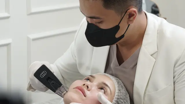 Ayu Ting Ting saat melakukan treatment kecantikan (ist)