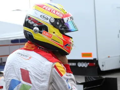 Rio Haryanto mengenakan helm dengan tagar #JB di GP2 Hungaroring. (Bola.com/Reza Khomaini)
