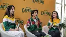 Aktor muda Iqbaal Ramadhan (tengah) dan CEO PT Sumber Kopi Prima, Ihsan Mulia Putri (kiri) memberikan keterangan saat launching Kopi Caffino di kawasan Jakarta, Selasa ( 9/7/2019). Caffino menggandeng aktor sekaligus musisi muda, Iqbaal Ramadhan sebagai brandambassador. (Liputan6.com/Faizal Fanani)