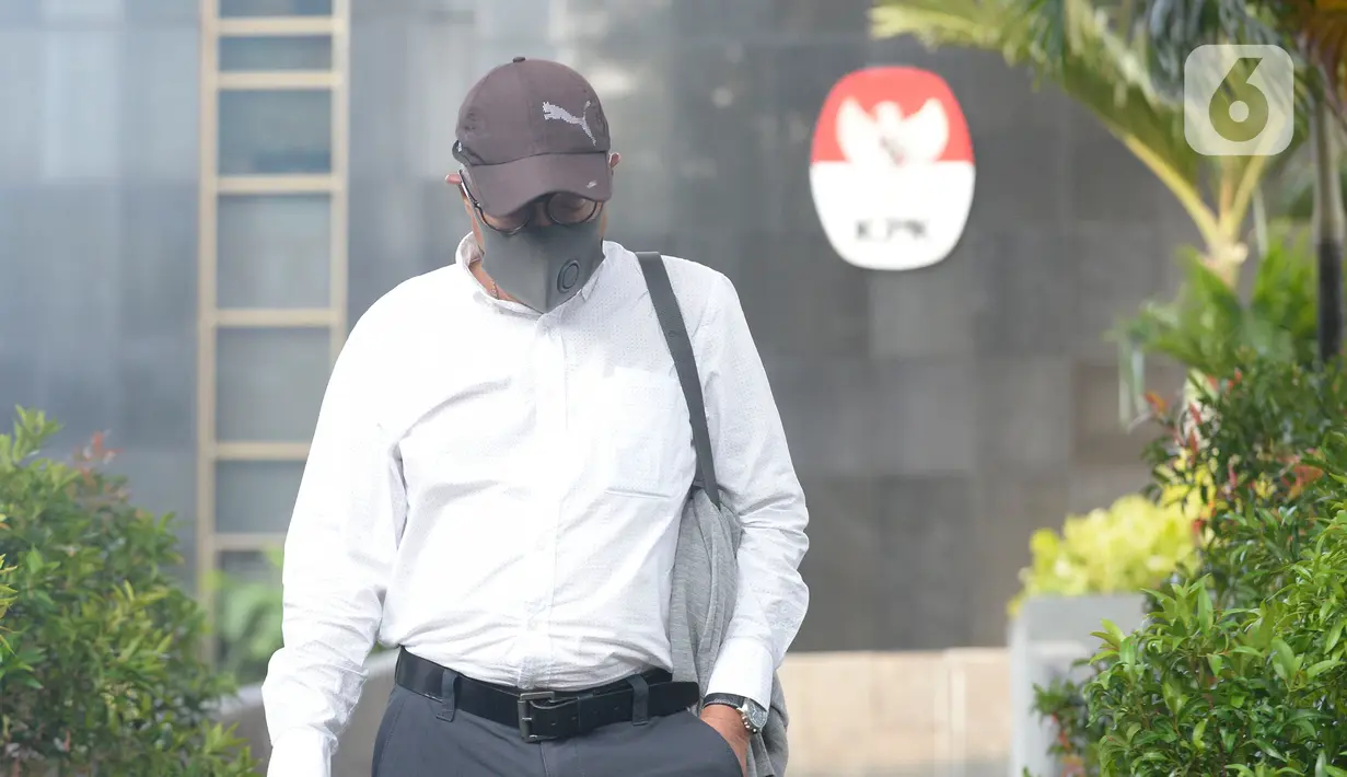Direktur Produksi PT Dirgantara Indonesia (PTDI) 2015-2019, Arie Wibowo berusaha menghindari wartawan usai pemeriksaan di Gedung KPK, Jakarta, Jumat (12/6/2020). Arie diperiksa dalam kasus dugaan korupsi pengadaan dan pemesanan pesawat di lingkungan PTDI pada 2007-2017. (merdeka.com/Dwi Narwoko)