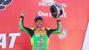 Pemabalap tim 88JSM, Fahri Irawan, melakukan selebrasi di atas podium setelah menjuarai kelas HDC 11 Honda Vario 160 cc standar lokal Sumut pada ajang Honda Dream Cup 2025 di Sirkuit Multifungsi Dispora Sumut Jl. Pancing Medan, Minggu (18/5/2025). (Bola.com/M Iqbal Ichsan)