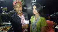 Furry Setya dan calon istrinya Dwinda Ratna saat mencoba katering Nendia Primarasa yang sedang pameran di Jakarta, Minggu (11/11/2018) (Liputan6.com/Aditia Saputra)