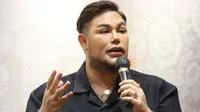 Ivan Gunawan menilai teguran KPI terhadap penampilannya merupakan sebuah kemunduran fashion. [Foto: Fimela/Adrian Utama Putra]