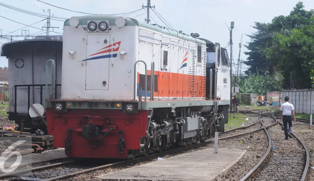 Salah satu gerbong melintas di Jatinegara, Jakarta, Kamis (23/6). Perbaikan sejumlah lokomotif ini terus dilakukan sebagai bentuk persiapan menghadapi mudik Lebaran 2016. (Liputan6.com/Angga Yuniar) 